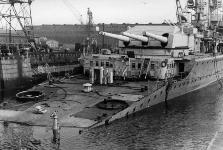 Pocket battleship Lützow with a snapped off stern in Kiel harbor sometime after April the 13th. Damage was caused by a torpedo hit from the submarine HMS Spearfish on April the 11th. By Bundesarchiv Bild CC-BY-SA 3.0