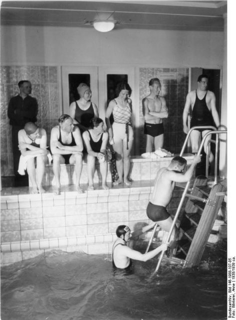 The swimming bath on the Wilhelm Gustloff before the war. By Bundesarchiv Bild CCBYSA 3.0