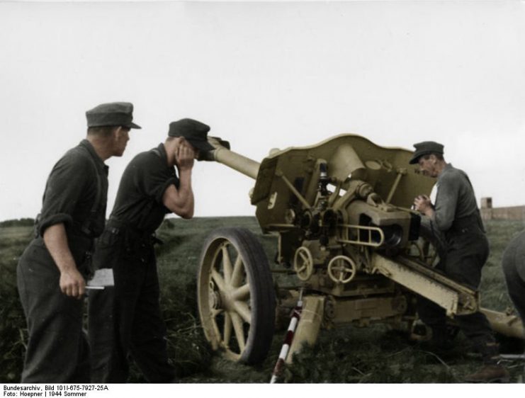Eastern Front, light field howitzer in firing position. Photo: Bundesarchiv Bild 101I-675-7927-25A CC BY-SA 4.0