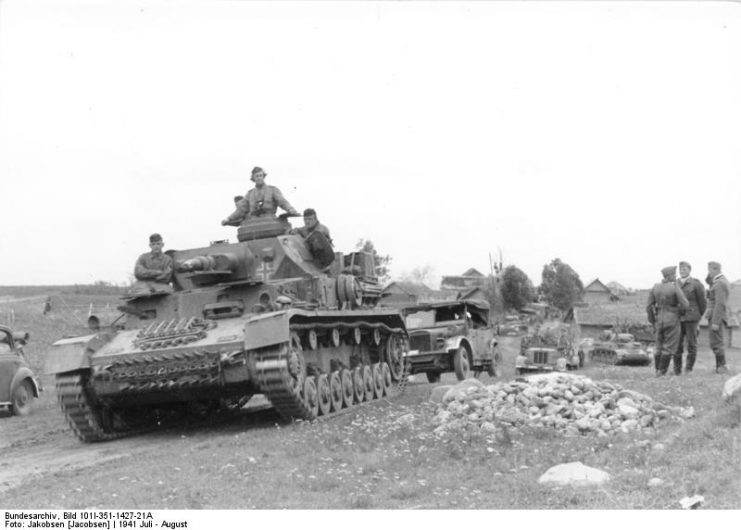 German tanks PzKpfw IV in Vitebsk, 130km from Smolensk.Photo: Bundesarchiv, Bild 101I-351-1427-21A Jakobsen [Jacobsen] CC-BY-SA 3.0