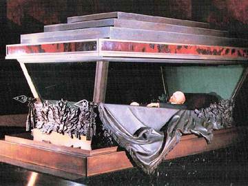 Lenin’s preserved body, inside the mausoleum. Photo: Themightyquill – Fair use