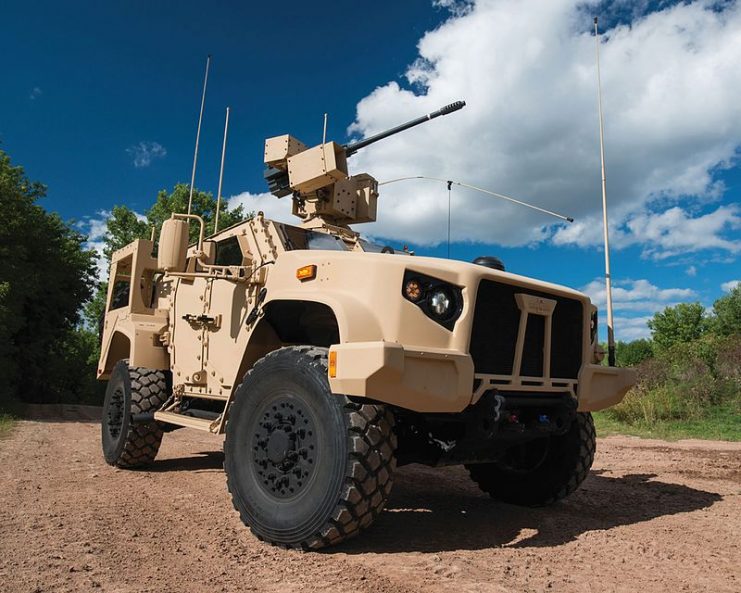 Oshkosh L-ATV fitted with Orbital ATK’s M230 LF 30mm lightweight automatic chain gun mounted on EOS R400S-MK2 remote weapon station. By oshkoshdefense.comCC BY-SA 4.0