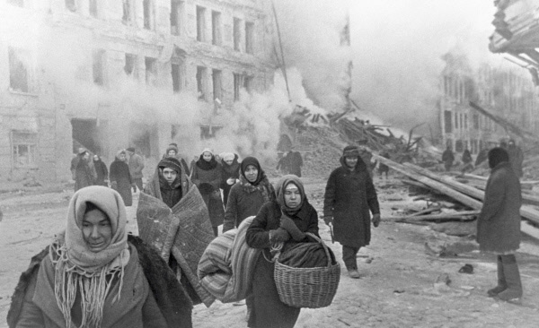 Leningradians leaving their houses destroyed by Nazi bombings. By RIA Novosti archive CC BY-SA 3.0