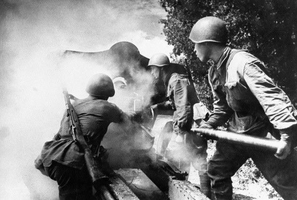 Soldiers of the Great Patriotic War. Fire at the enemy. 1941. Soviet Union. By RIA Novosti archive. CC-BY-SA 3.0