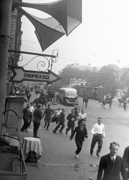 “Air Raid”. People of Leningrad running through the streets in the early days of the war. By RIA Novosti archive CC BY-SA 3.0