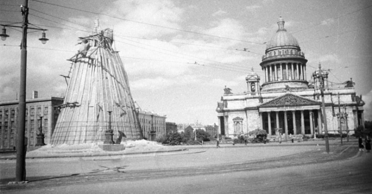 St. Isaac’s Cathedral and St. Isaac’s Square in Leningrad in 1942 during the 1941-1945 Great Patriotic War against Nazi Germany. By RIA Novosti archive CC BY-SA 3.0