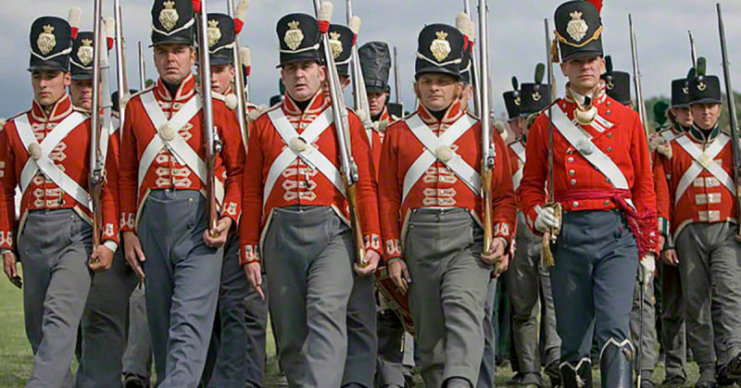 Reenactors in the uniform of the 33rd Regiment of Foot (Wellington’s Redcoats), who fought in the Napoleonic Wars between 1812 and 1816, here showing the standard line 8th Company. By WyrdLight.com CC BY-SA 3.0