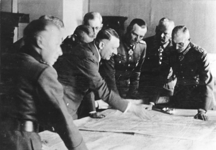 Hitler during a meeting at the headquarters of Army Group South.Photo: Bundesarchiv, Bild 183-B24543 / CC-BY-SA 3.0