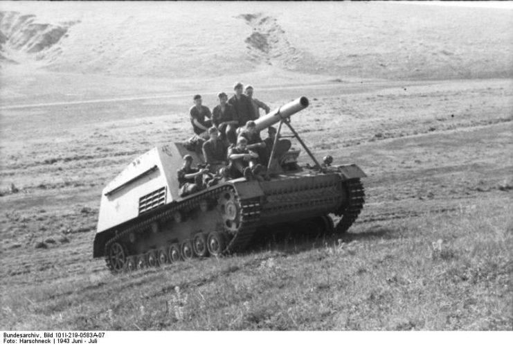 A Hummel navigates a hill in central-southern Russia (June 1943).Photo: Bundesarchiv, Bild 101I-219-0583A-07 Harschneck CC-BY-SA 3.0