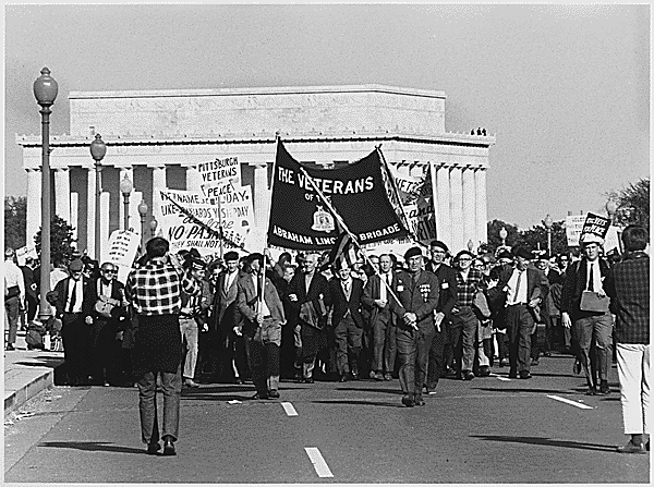 Vietnam War Protesters on Memorial Bridge, Washington, D.C. Photo: David Shapinsky / Frank Wolfe CC BY-SA 2.0