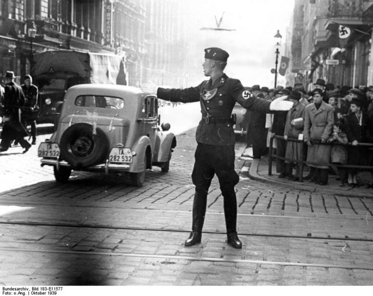 An NSKK man directs traffic in Posen, October 1939.Photo: Bundesarchiv, Bild 183-E11577 / CC-BY-SA 3.0