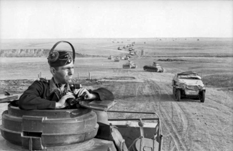 A column of tanks and other armoured vehicles of the Panzerwaffe near Stalingrad, 1942.Photo: Bundesarchiv, Bild 101I-218-0510-22 / Thiede / CC-BY-SA 3.0
