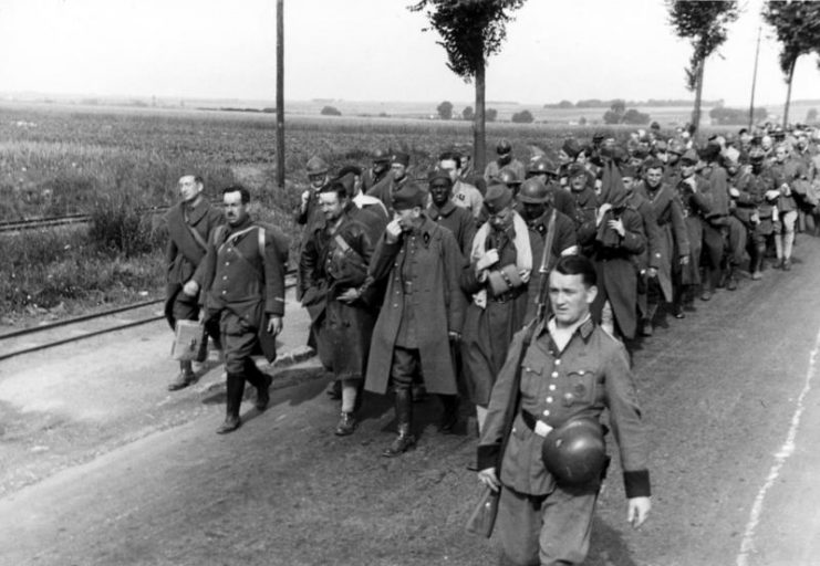 French prisoners of war are marched off under German guard.Photo: Bundesarchiv, Bild 121-0404 / CC-BY-SA 3.0