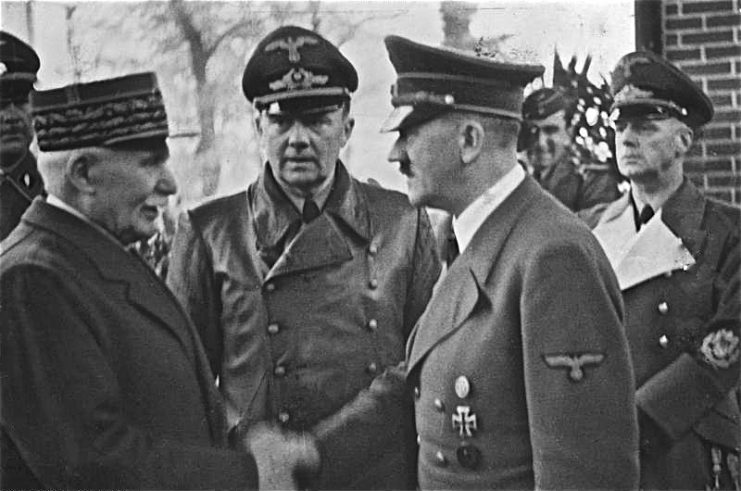 Chief of collaborationist French State Marshal Pétain shaking hands with German Nazi leader Hitler at Montoire on October 24, 1940.Photo: Bundesarchiv, Bild 183-H25217 / CC-BY-SA 3.0