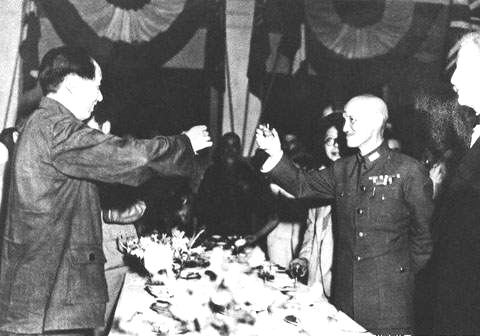 Chiang Kai-shek and Mao Zedong toasting together in 1946 following the end of World War II