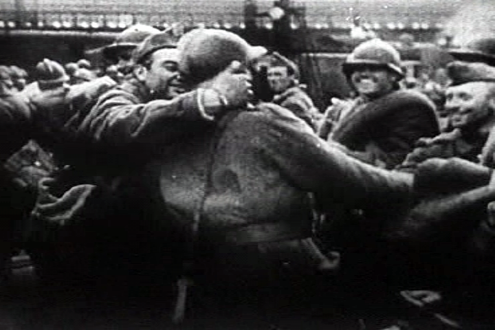Dunkirk rescued French troops disembarking in England (1940). Screenhot taken from the 1943 United States Army propaganda film Divide and Conquer.