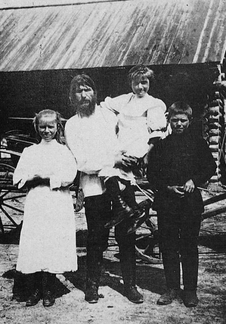 Rasputin and his three children, Matryona, Varvara, et Dimitri.