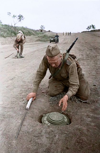 Soviet soldiers neutralizing anti-tank mines following the Battle of Kursk, August 1943. Photo: Cassowary Colorizations CC BY 2.0