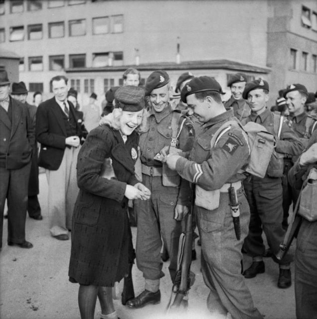 Troops of 1st Airborne Division are welcomed into Oslo by Norwegian civilians, 13 May 1945.
