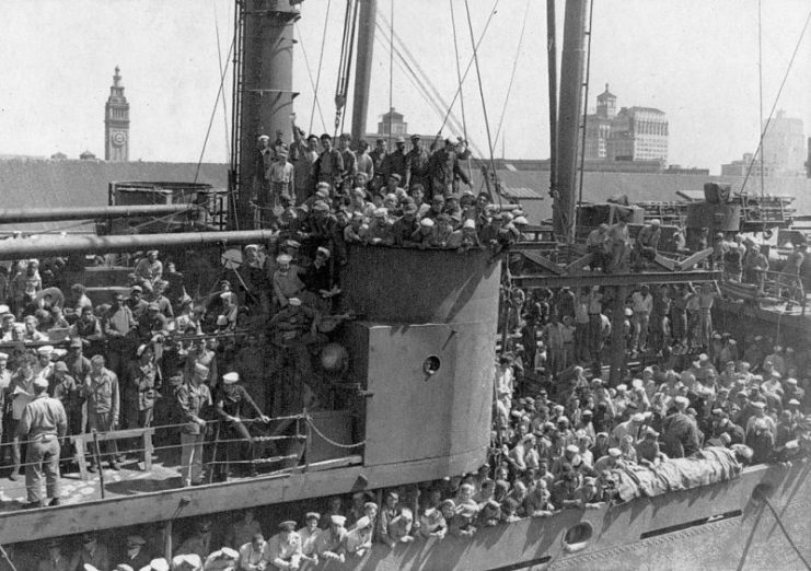 U.S. servicemen returning to San Francisco, California (USA), aboard the U.S. Navy attack transport USS Randall (APA-224), in 1946.