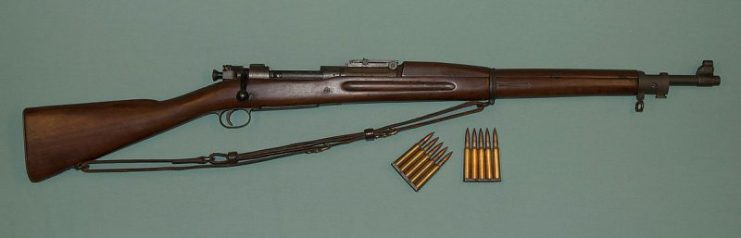 M1903 Springfield with loading clips. Photo: Curiosandrelics – CC BY-SA 3.0