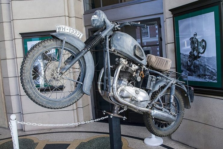 This is the Triumph motorcycle used in the film The Great Escape by Bud Ekins to jump the fence. Photo: Portlandjim CC BY-SA 4.0
