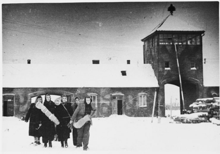A group of female survivors of Auschwitz-Birkenau trudge through the snow through as they depart from the camp through the main gate.Photo: raymund.flandez CC BY-NC-ND 2.0