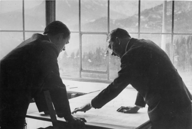 Adolf Hitler and Albert Speer on plans in the Berghof.Photo: Bundesarchiv, Bild 183-2004-0312-500 / CC-BY-SA 3.0