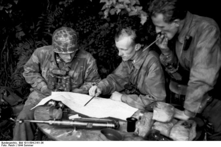 France, paratroopers on location. By Bundesarchiv – CC BY-SA 3.0 de