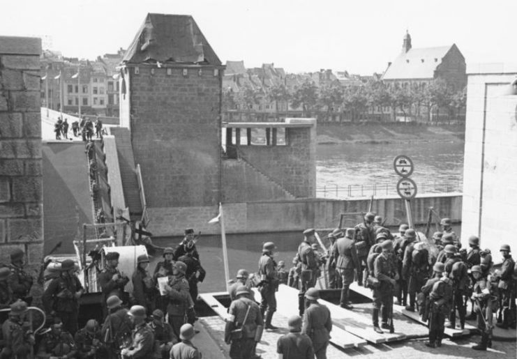 Despite the destruction of the Wilhelminabrug and the Sint Servaasbrug (pictured) German troops passed Maastricht, a vital traffic hub, relatively quickly.Photo: Bundesarchiv, Bild  CC-BY-SA 3.0