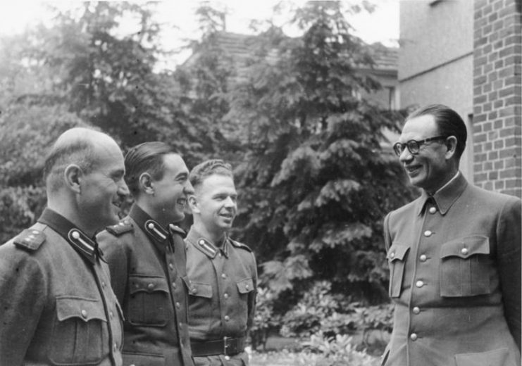 Vlasov speaking to ROA men near Dabendorf, autumn 1944. By Bundesarchiv – CC BY-SA 3.0 de