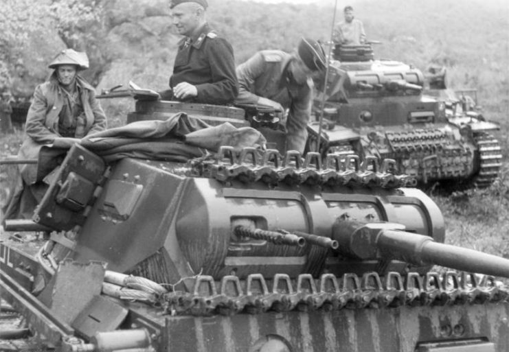 General Hermann Balck in a Panzer III Ausf. E command tank in Greece in 1941. The vehicle is fitted with a dummy 37mm main gun and a dummy MG 34 co-axial machine gun but has an actual ball-mounted MG 34 machine gun on the right side of the turret’s mantlet.Photo: Bundesarchiv, Bild CC-BY-SA 3.0