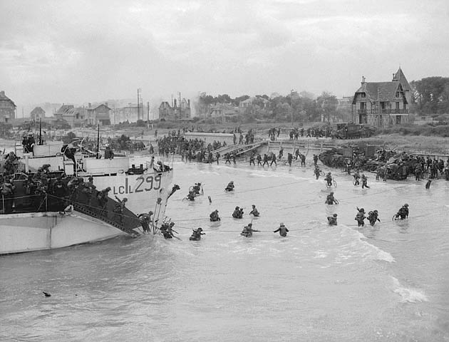 Canadian Troops land at ‘Nan White’ Beach at Bernières-sur-Mer, Normandy.