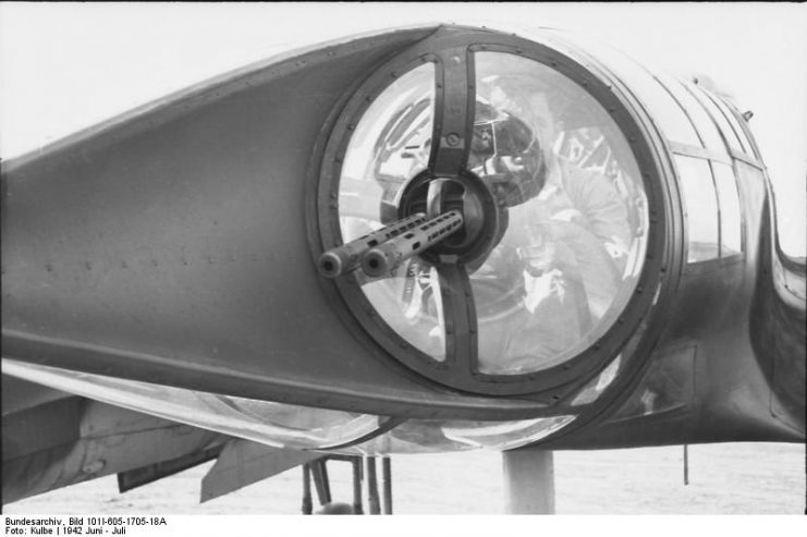 Close up view of an Ikaria-designed twin barrel machine gun mounting in the crew nacelle’s tail cone.Photo: Bundesarchiv, Bild 101I-605-1705-18A Kulbe CC-BY-SA 3.0