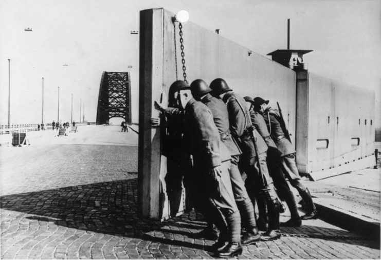Dutch troops close the barrier of the Nijmegen Waal bridge.Photo: Bundesarchiv Bild CC-BY-SA 3.0