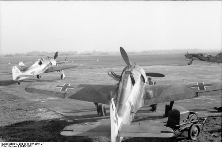 Fw 190 A-0s or A-1s of an unknown unit in France. Photo: Bundesarchiv, Bild 101I-619-2664-07 Kestner CC-BY-SA 3.0