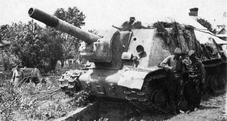 ISU-152 “Dosenöffner” captured by German forces