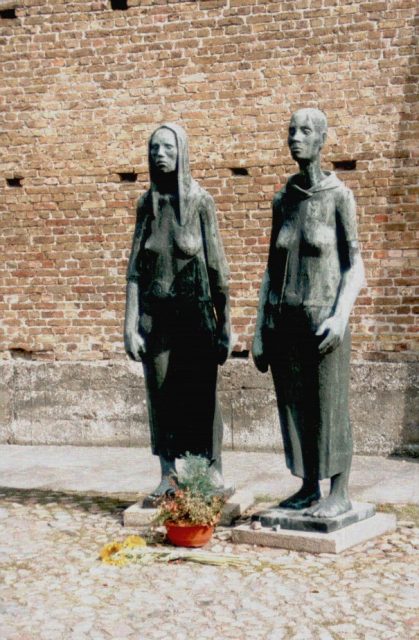 Ravensbrück concentration camp. The monument Zwei Stehende (Two Women Standing) erected in front of the Wall. Photo: Norbert Radtke / CC BY-SA 3.0