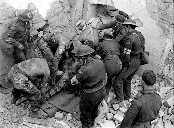 Personnel of The Loyal Edmonton Regiment digging out Lance-Corporal Roy Boyd, a comrade who was buried alive for three and a half days in the wreckage of a demolished building, Ortona, Italy, December 30, 1943.P hoto: BiblioArchives / LibraryArchives CC BY 2.0