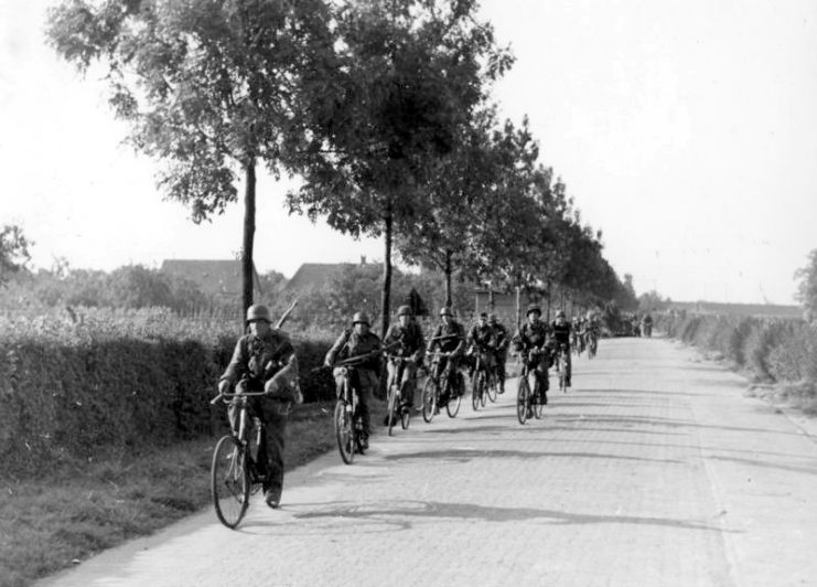 SS troops advancing on bicycles.Photo: Bundesarchiv, Bild 183-S73823 / CC-BY-SA 3.0