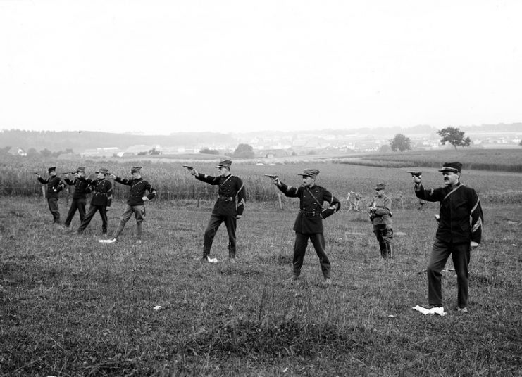 Swiss forces; The staff secretaries in pistol shooting training 1914-18