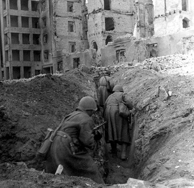 Soviet soldiers running through trenches in the ruins of Stalingrad
