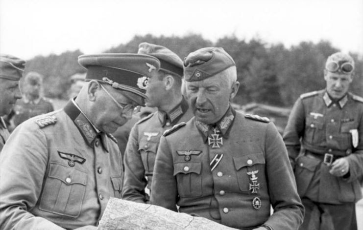 Manstein with General der Panzertruppe Erich Brandenberger, one of his divisional commanders, in June 1941.Photo: Bundesarchiv, Bild 101I-209-0086-12 / Koch / CC-BY-SA 3.0