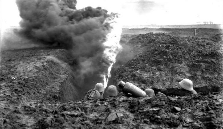 German soldiers operating a flamethrower in 1917. Photo: Bundesarchiv, Bild 104-0669 / CC-BY-SA 3.0