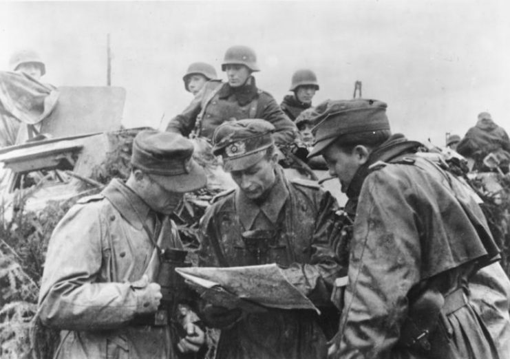 German field commanders plan the advance.Photo: Bundesarchiv, Bild 183-J28477 / Göttert / CC-BY-SA 3.0