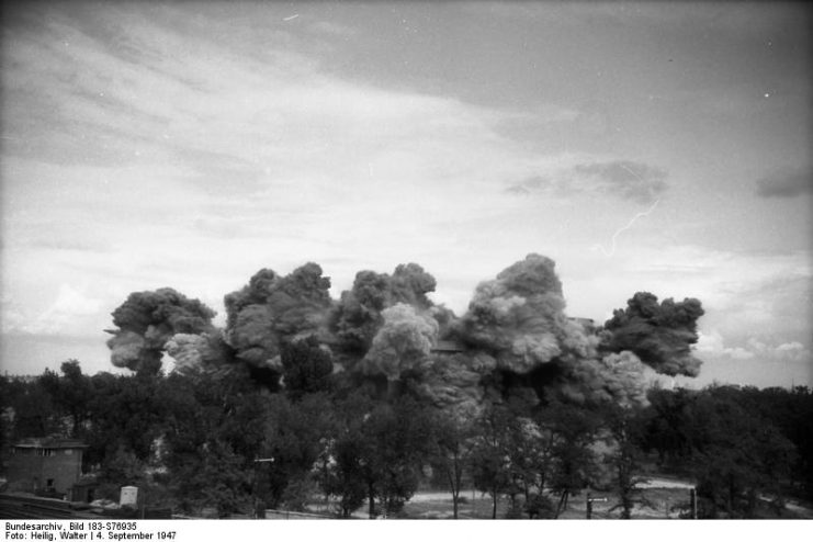 An explosion of the Zoo tower on 4 Sept 1947 Photo by Bundesarchiv, Bild 183-S76935 / CC-BY-SA 3.0