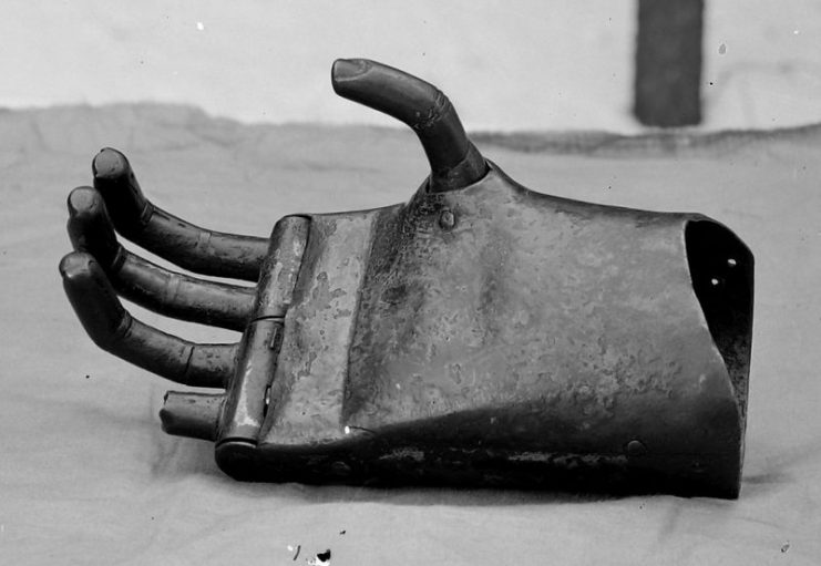 Older Iron Hand of the knight Götz von Berlichingen, c. 1510, Museum of the castle Jagsthausen. Photo: Landesarchiv Baden-Württemberg / CC BY 3.0