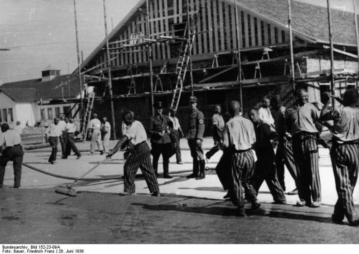 Forced laborer during construction work in the Dachau concentration camp (June 1938), photograph by Friedrich Franz Bauer .Photo: Bundesarchiv, Bild 152-23-09A : CC-BY-SA 3.0