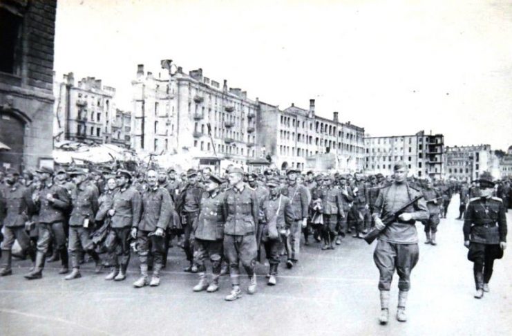 German POWs marching through the Ukrainian city of Kiev under Soviet guard. Photo: Liepaja1941 / CC BY-SA 3.0