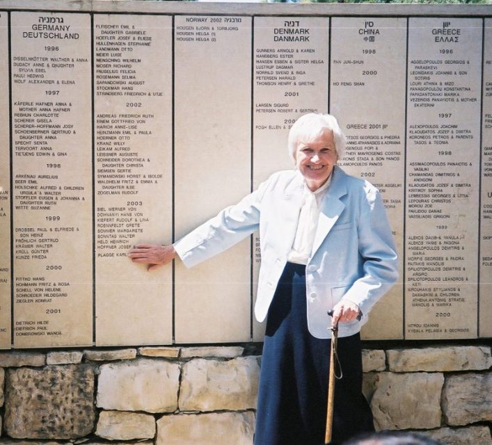 On April 11, 2005 HKP survivor Pearl Good points to Karl Plagge’s name on the Wall of the Righteous at Yad Vashem
